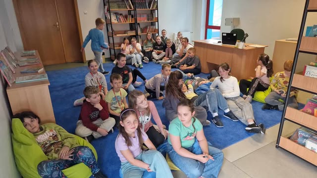 Uczniowie w bibliotece Uczniowie w bibliotece